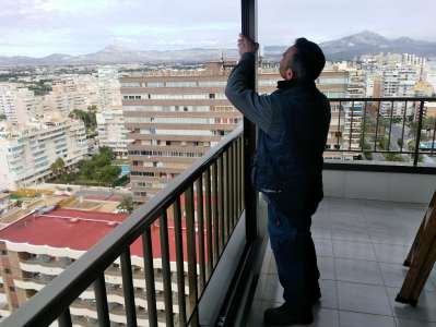 Cerramiento de una terraza con aluminio en Alicante- persianas Guardiola Alicante