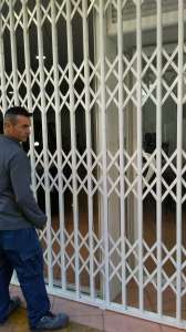 Producción e instalación de reja plegable de seguridad- persianas Guardiola Alicante