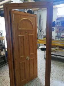 Puerta de calle de madera con cerradura de seguridad 3 puntos- persianas Guardiola Alicante