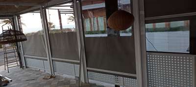 Toldo cortaviento con guías y ventana- persianas Guardiola Alicante