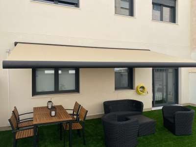 Toldo en Alicante de brazos extensibles con cofre- persianas Guardiola Alicante